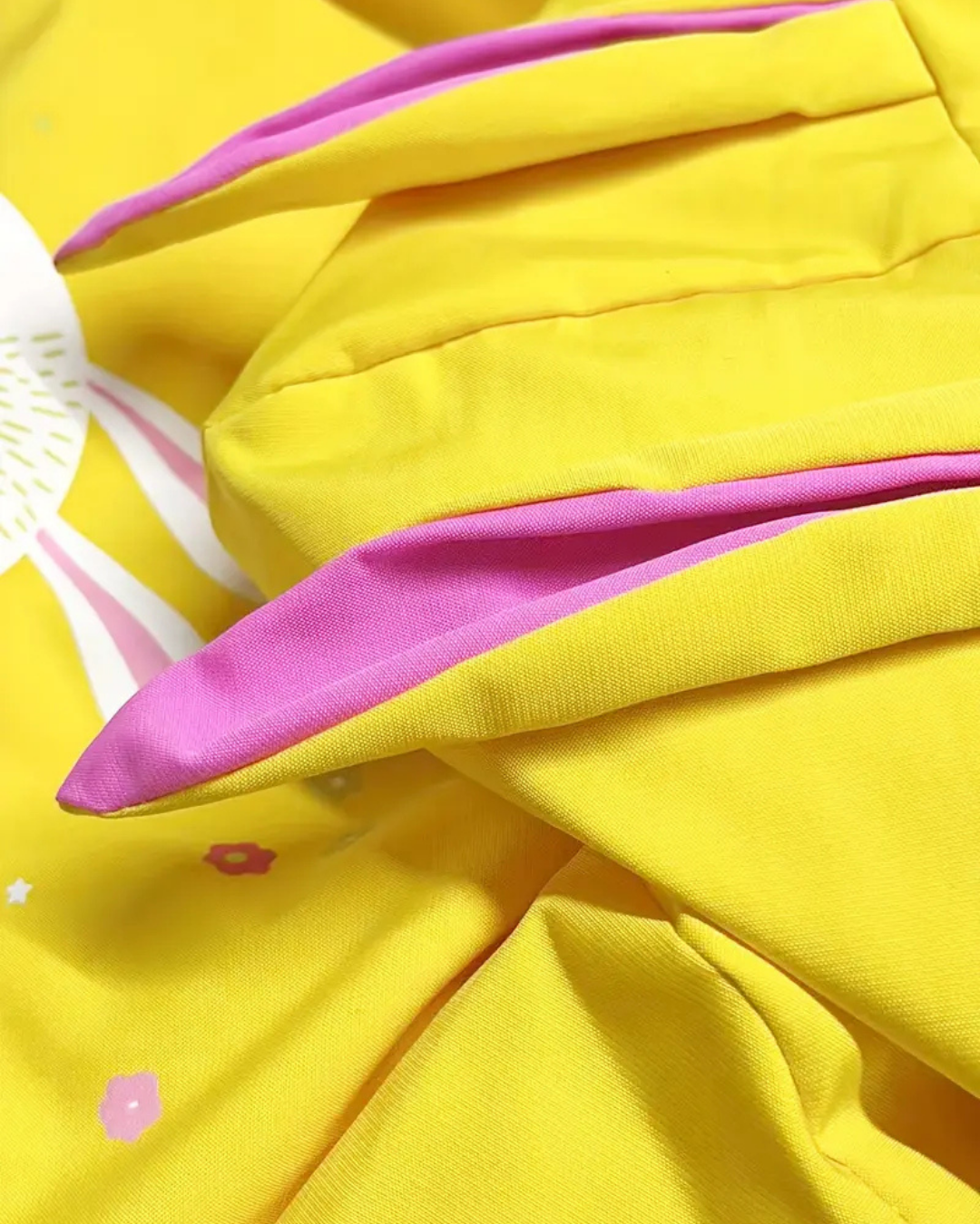 Abrigo ligero para niñas con diseño de capucha y estampado animado