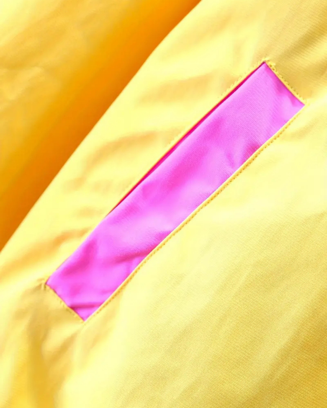 Abrigo ligero para niñas con diseño de capucha y estampado animado